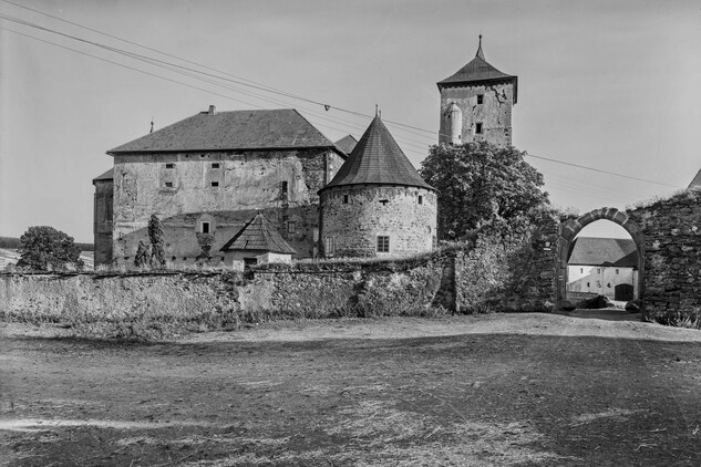 Hrad Švihov, Pohled na hrad ze severu (okna 2. patra jsou zazděná, provedeny dílčí bourací práce), 1950? | © Fotoarchiv NPÚ GnŘ