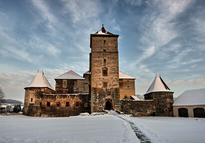 Vodní hrad Švihov - Galerie - Průčelí v zimě