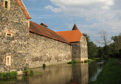 Vodní hrad Švihov - Galerie - U vodního příkopu