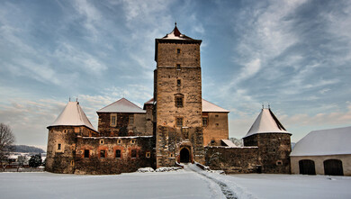 Vodní hrad Švihov - Galerie - Průčelí v zimě