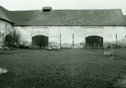 Hrad Švihov - Historické obrázky - Nádvoří u stodol