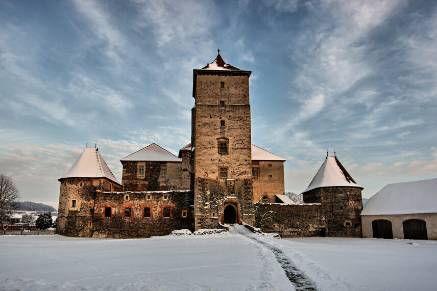 Vodní hrad Švihov - Galerie - Průčelí v zimě