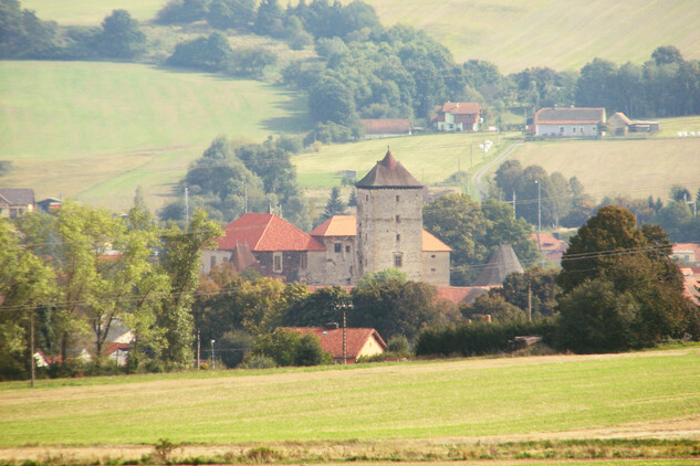 Popelčina stezka - Pohled na hrad ze sadu